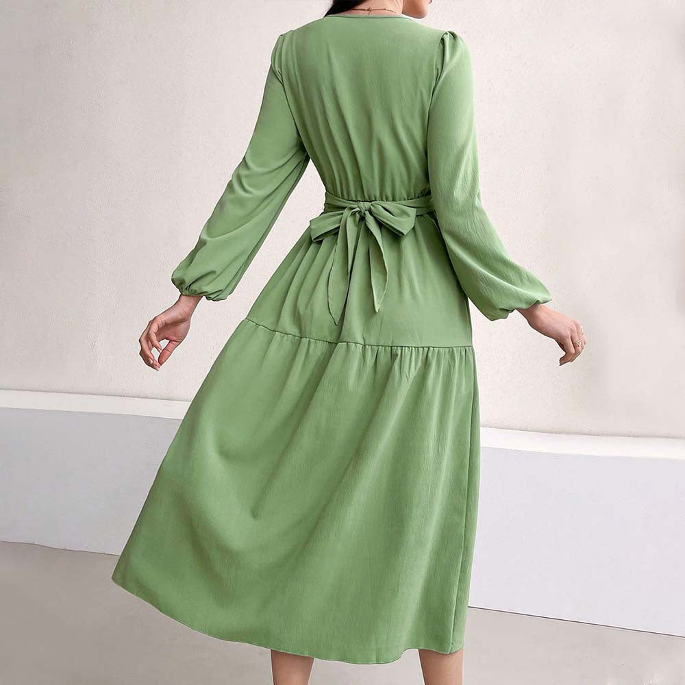 Robe midi pour femmes avec détail enveloppant et manches volumineuses Chic & Stil