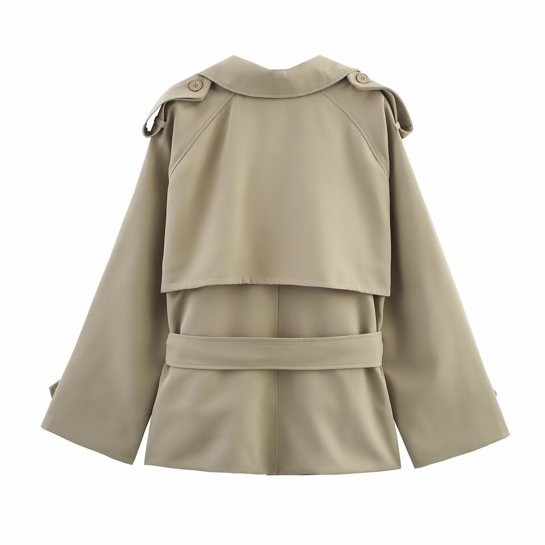 Modern trench coat for women with large collar and practical pockets Lune London