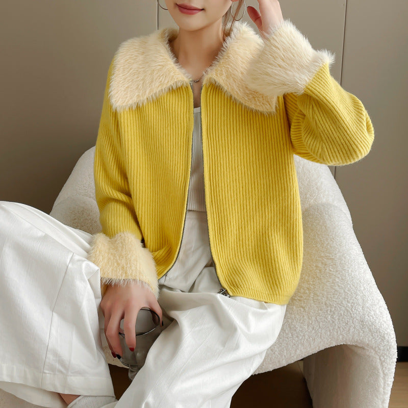 Cardigan pour femmes avec col en fausse fourrure luxueux et texture côtelée Chic & Stil