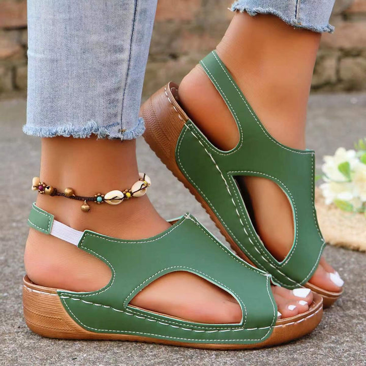 Comfortable slippers for women with an open toe area and an ergonomic sole Lune London
