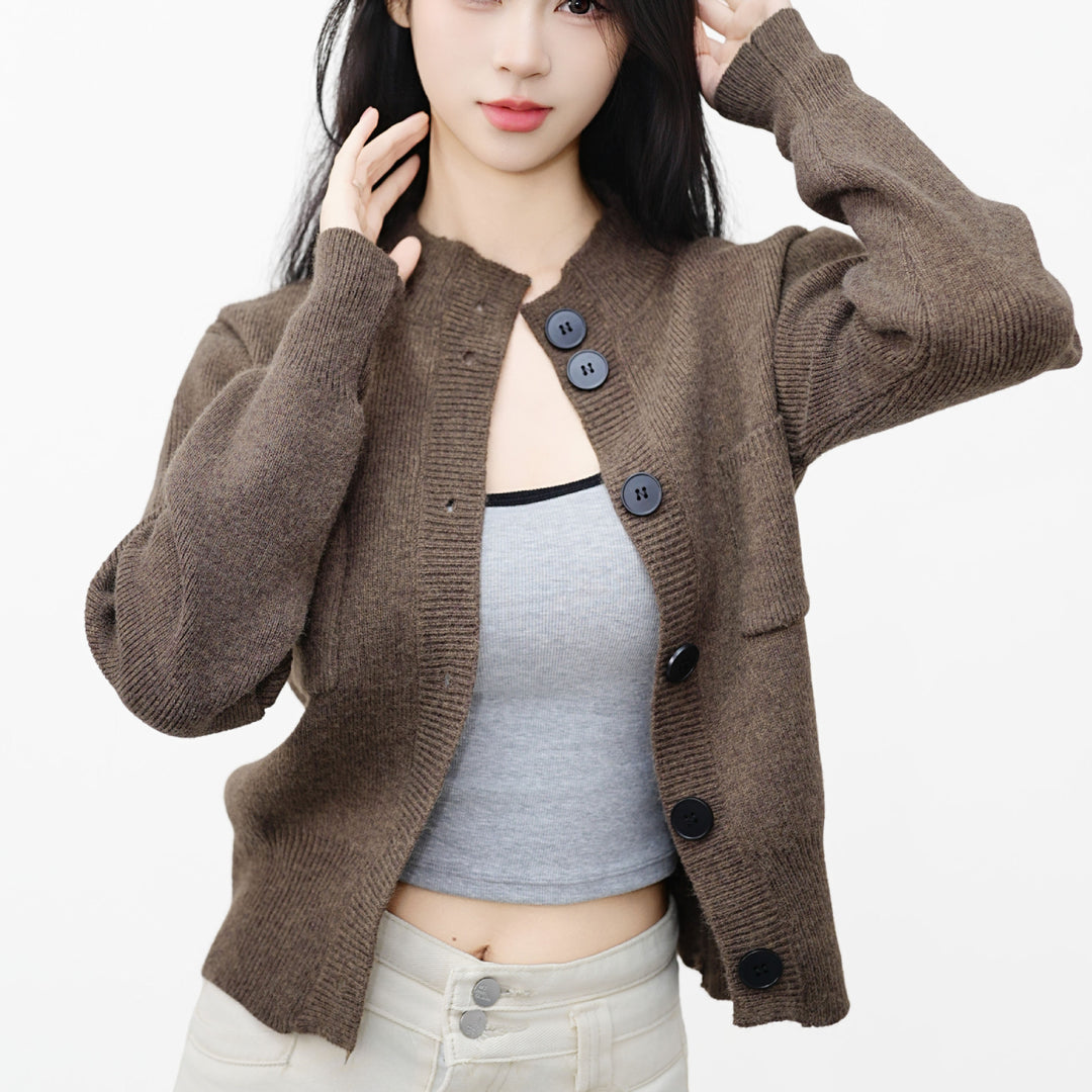 Cardigan pour femmes avec patte de boutonnage et poche poitrine pratique Chic & Stil