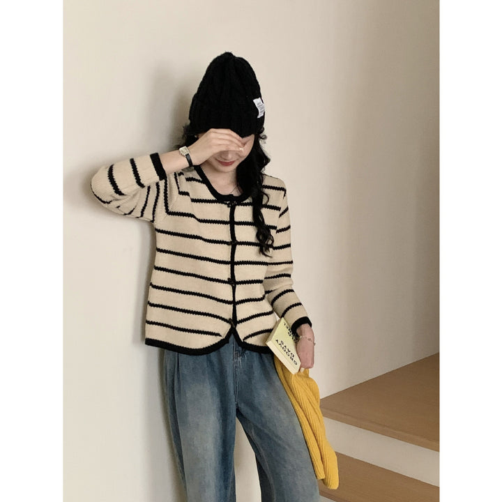 Cardigan pour femme avec design rayé et détails de boutons élégants Chic & Stil