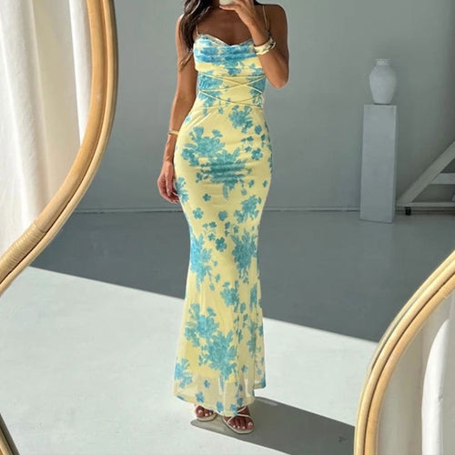 Robe maxi pour femmes avec des détails de drapés raffinés et des motifs floraux Chic & Stil