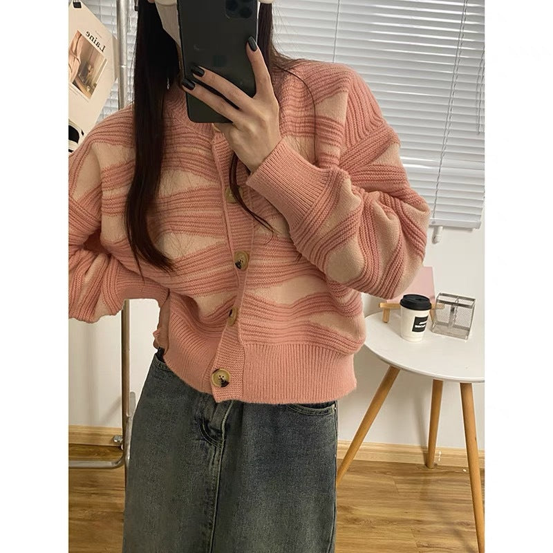Cardigan pour femmes avec un motif de vagues compliqué et de grands boutons en bois Chic & Stil