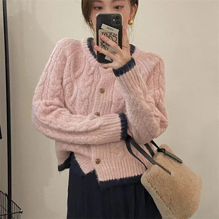 Cardigan féminin en tricot épais avec un élégant motif en torsades et des boutons décoratifs Chic & Stil