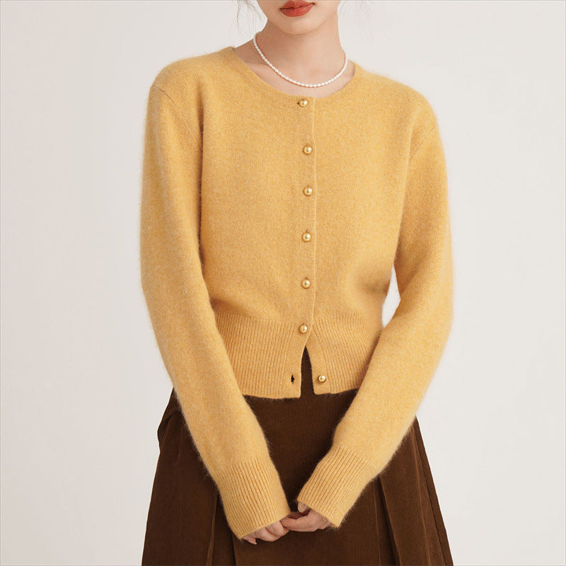 Cardigan rayé pour femmes en matériau fin avec des boutons dorés Chic & Stil