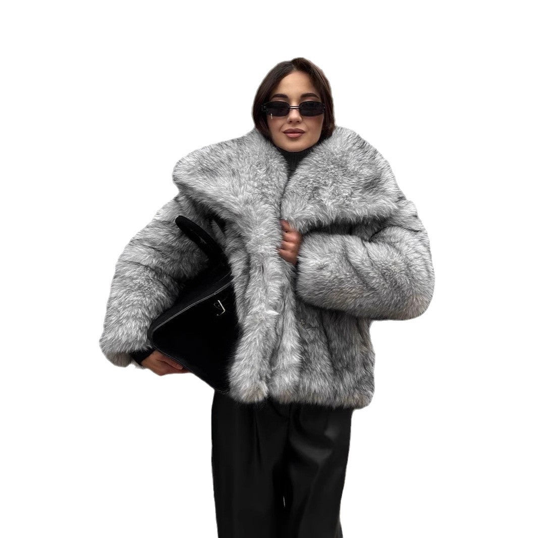 Elegant women's faux fur jacket with voluminous collar and zippered pockets Lune London