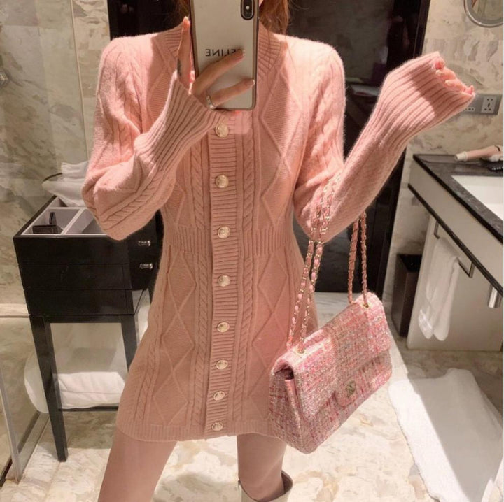 Robe en tricot pour femmes avec design en câble et élégant plastron de boutons Chic & Stil