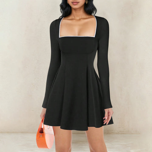 Robe pour femmes avec un décolleté carré élégant et des manches longues Chic & Stil