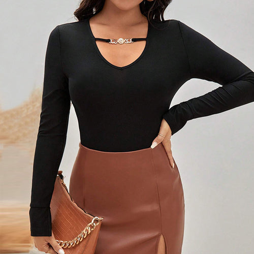 Body à manches longues pour femmes avec un décolleté en V tendance et un détail de chaîne décoratif Chic & Stil