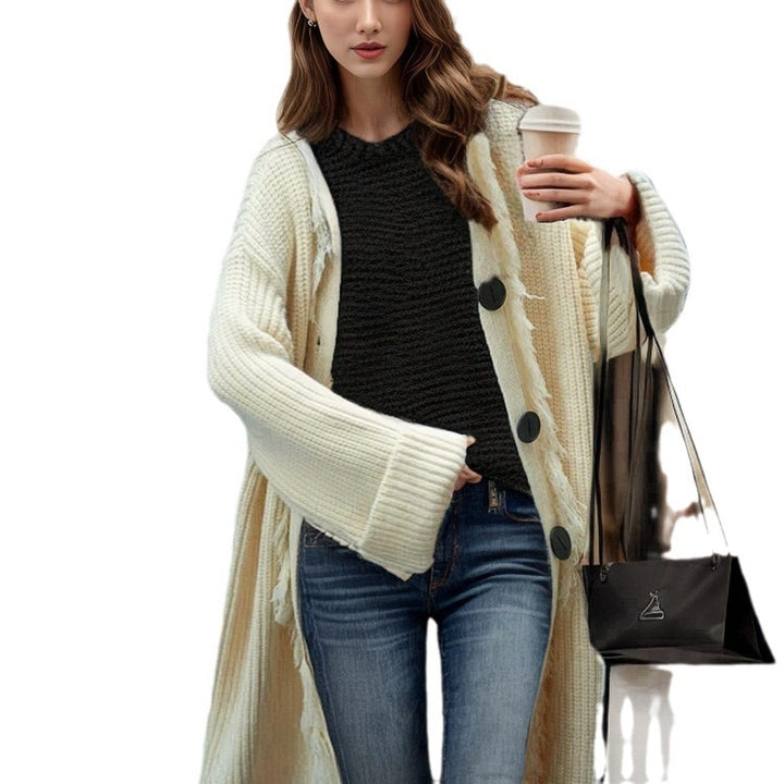 Cardigan en maille épaisse pour femmes avec des détails frangés et une grande ornementation de bouton Chic & Stil