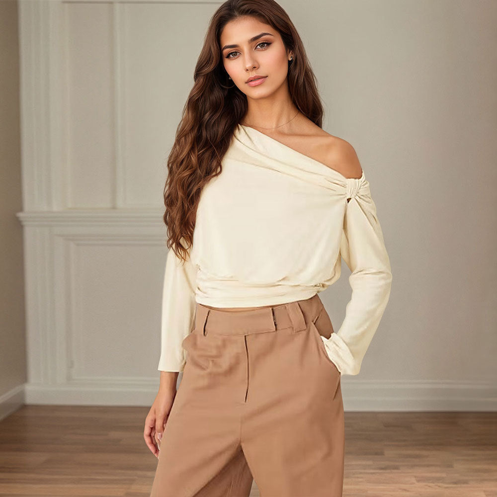 Haut élégant féminin à épaules dénudées avec design drapé et fronces Chic & Stil
