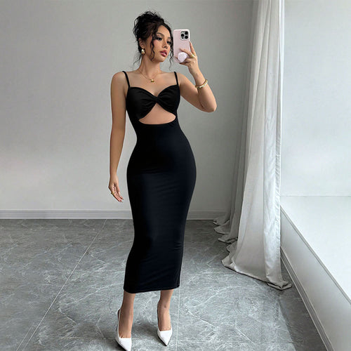 Robe midi ajustée pour femmes avec découpe élégante et fines bretelles spaghetti Chic & Stil
