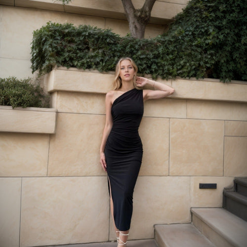 Robe enveloppante ajustée pour femmes avec encolure asymétrique et finition élégante en volants Chic & Stil
