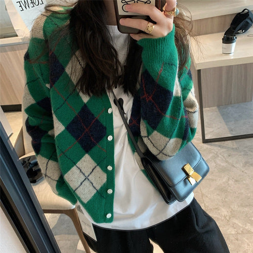 Manteau de marche féminin à la mode avec un motif en diamant élaboré et des détails de boutons Chic & Stil