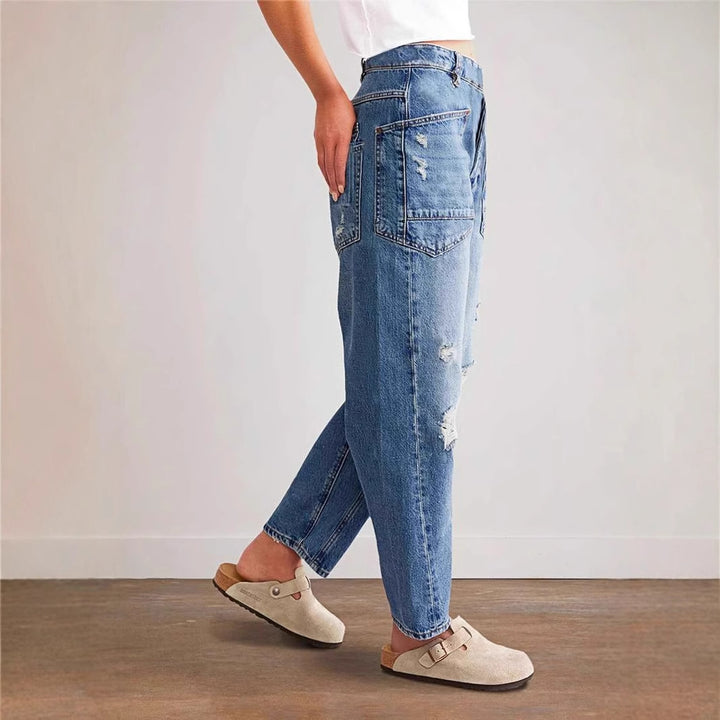 Vintage look baggy jeans for women with distressed details and cargo pockets Chic & Stil