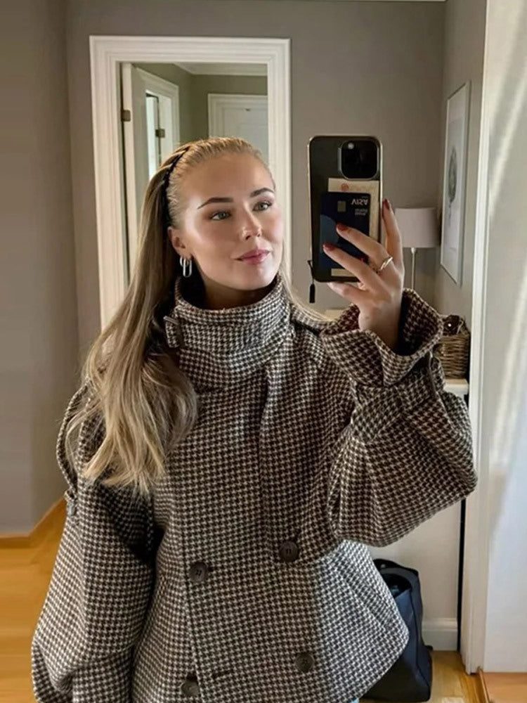 Women's short jacket in houndstooth pattern with double-breasted button placket, high stand-up collar, and balloon sleeves Amarae