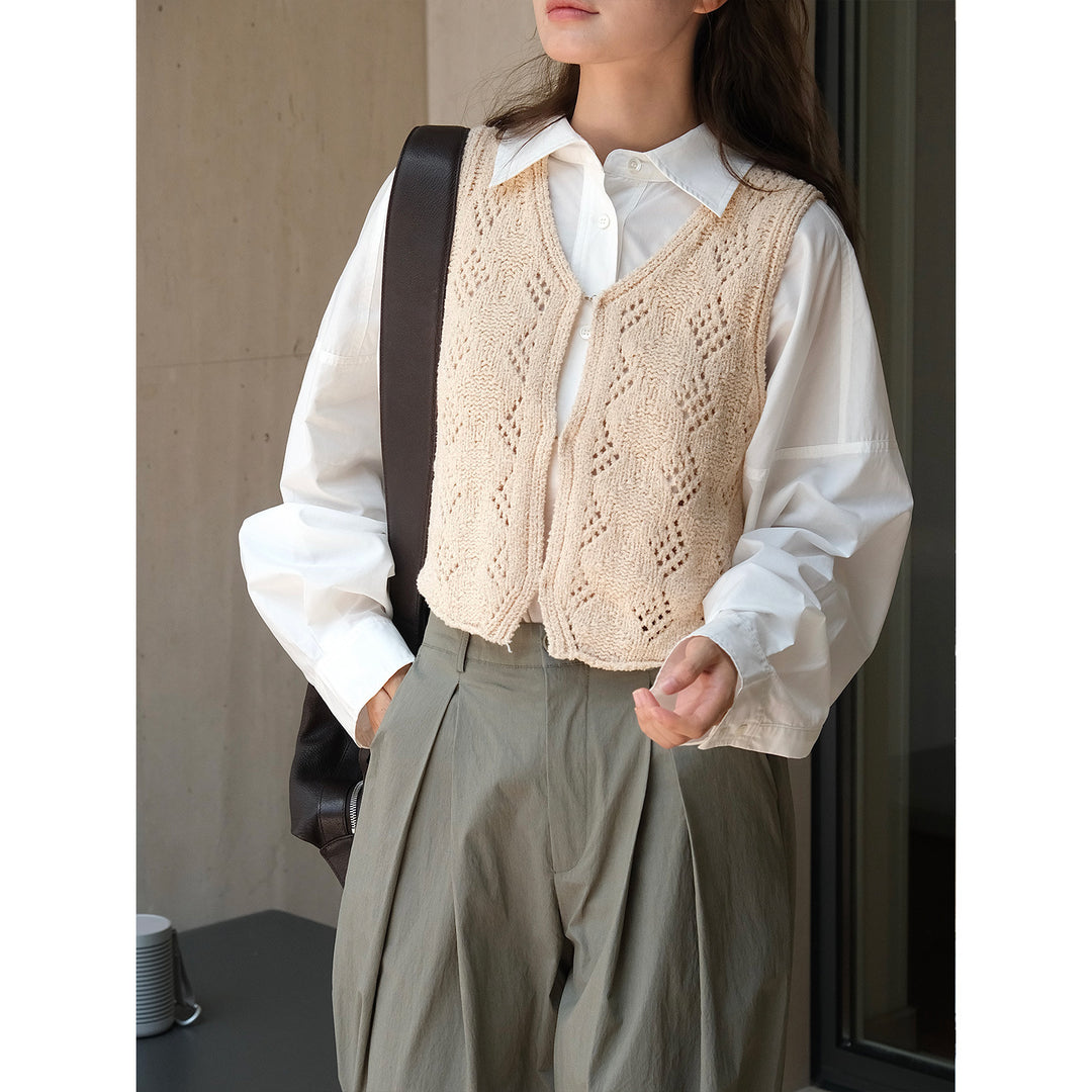 Ladies finely knitted short vest with V-neck, ajour pattern and hook closure Amarae