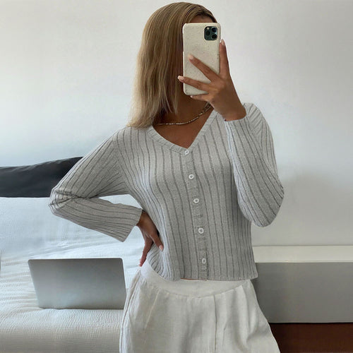 Top en maille pour femmes avec des structures côtelées fines et une élégante patte de boutonnage Chic & Stil