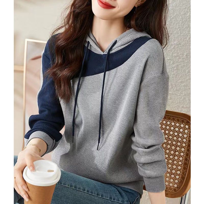 Hoodie féminin à la mode avec design texturé Chic & Stil