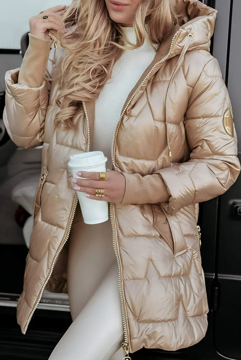 Veste d'hiver matelassée pour femmes avec un design de capuche pratique et des accents à la mode Chic & Stil