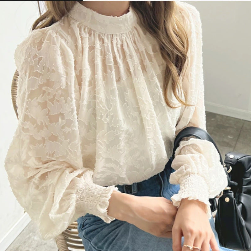 Femme blouse élégante avec des bouquets de fleurs et des manches volumineuses Chic & Stil