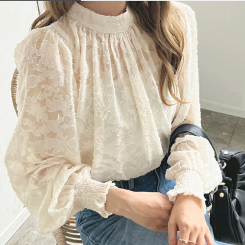 Femme blouse élégante avec des bouquets de fleurs et des manches volumineuses Chic & Stil