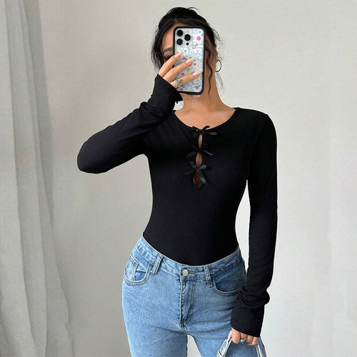 Chic & Stil Women's bodysuit with decorative knots and long sleeves
