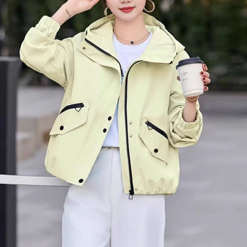 Veste de transition élégante pour femmes avec design de capuche ajustable et poches pratiques Chic & Stil