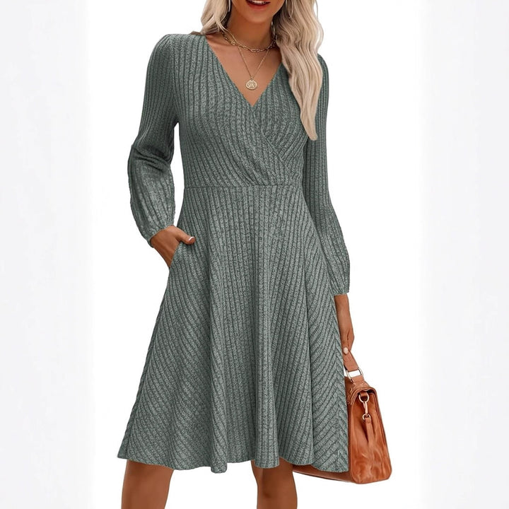 Robe mini en viscose élégante pour femmes avec un haut structuré et des manches volumineuses Chic & Stil