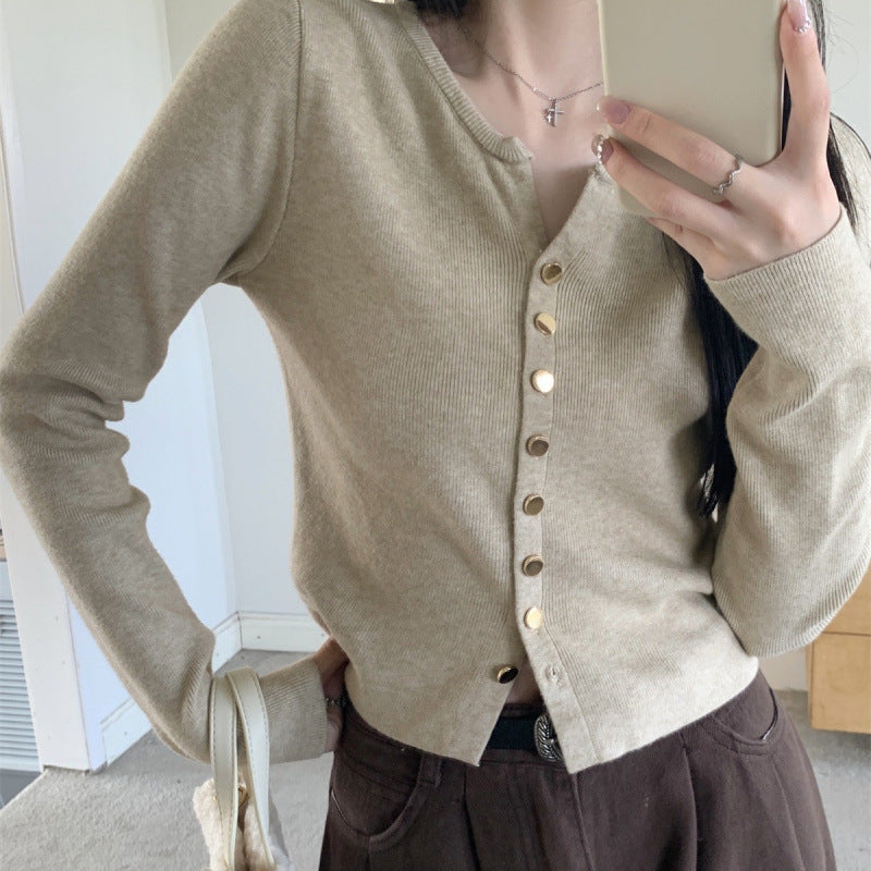 Cardigan élégant pour femmes avec détail de boutons et matériau doux Chic & Stil