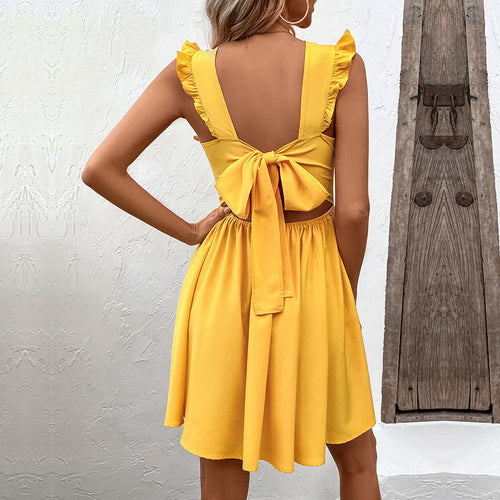 Robe mini d'été pour femmes avec des détails en volants et un col en V Chic & Stil