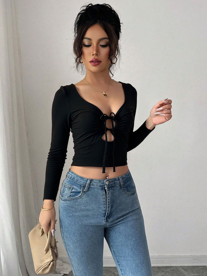 Short top for women with decorative knot and long sleeves Chic & Stil