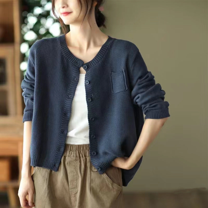 Cardigan en tricot léger pour femmes avec fermeture à boutons et poches pratiques Chic & Stil