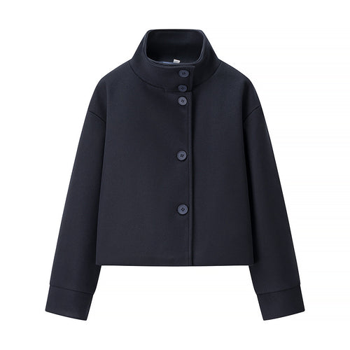 Veste féminine à la mode avec un élégant col montant et de jolis détails de boutons Chic & Stil