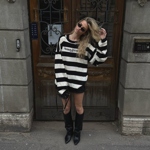 Oversized knitted sweater for women with modern stripe patterns and a Amarae logo application