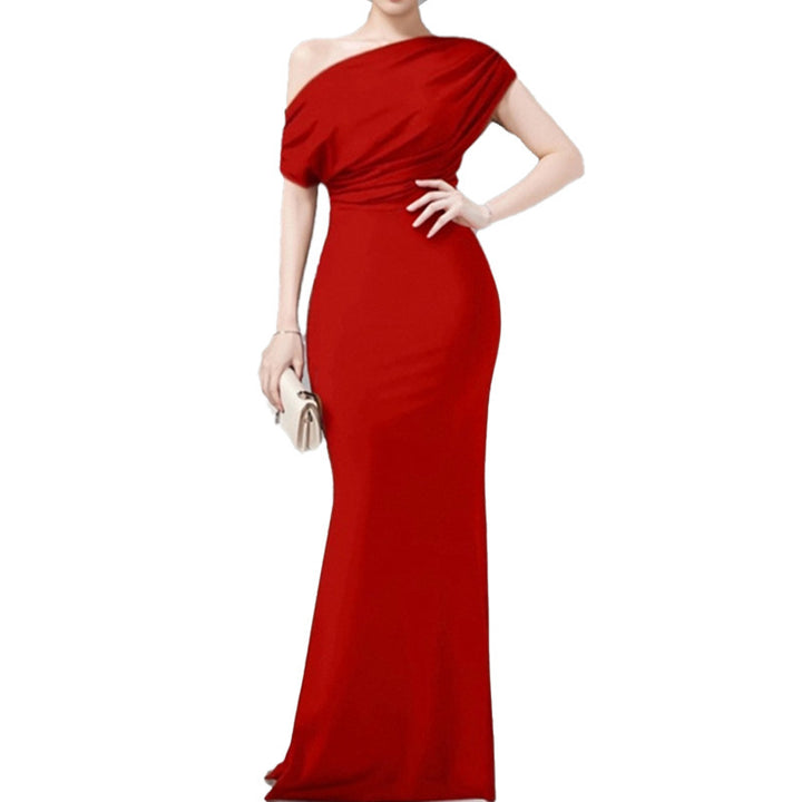 Robe maxi élégante pour femme avec décolleté asymétrique et coupe ajustée Chic & Stil