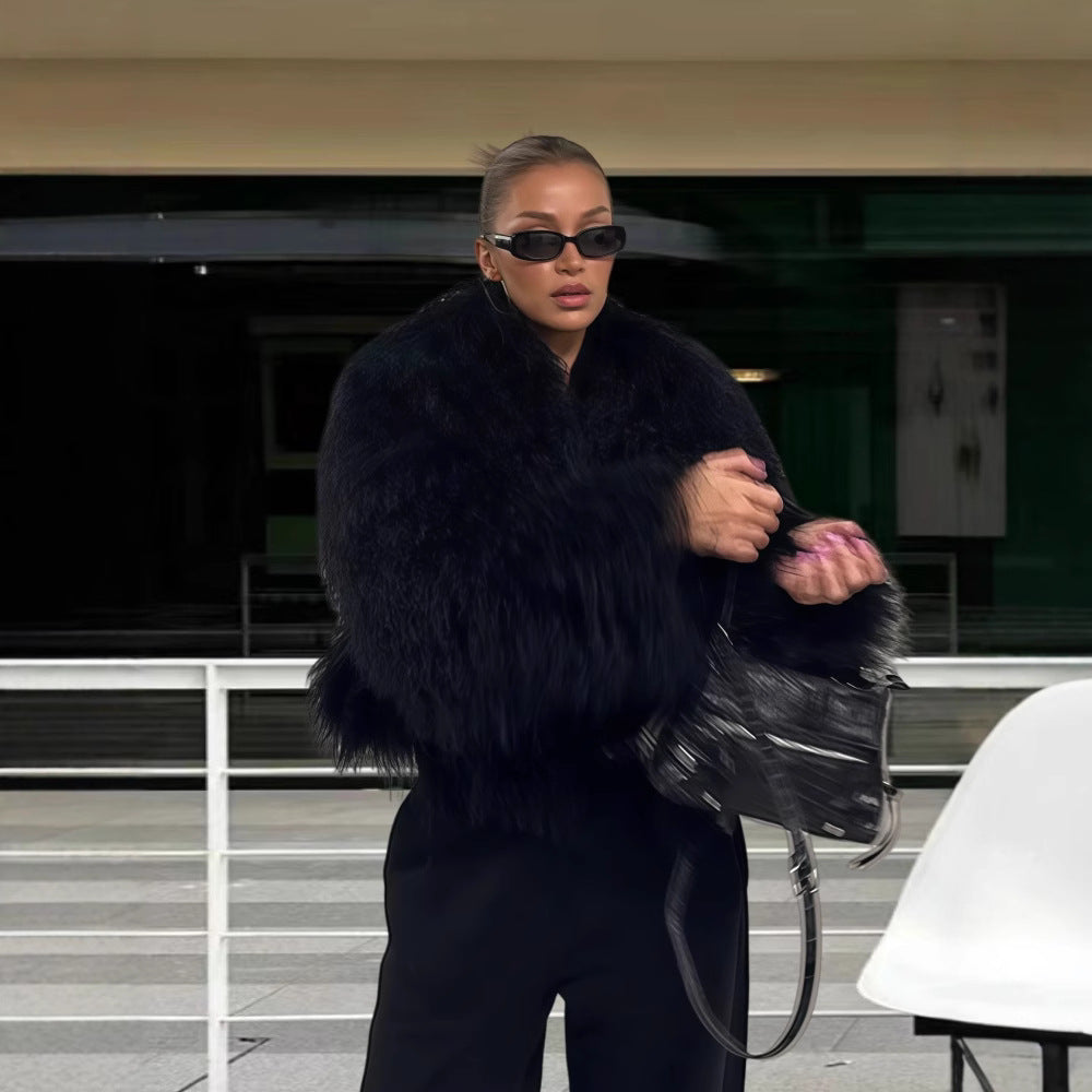 Ladies Luxurious Fur Coat with Voluminous Sleeves and a Chic Elegant Cut