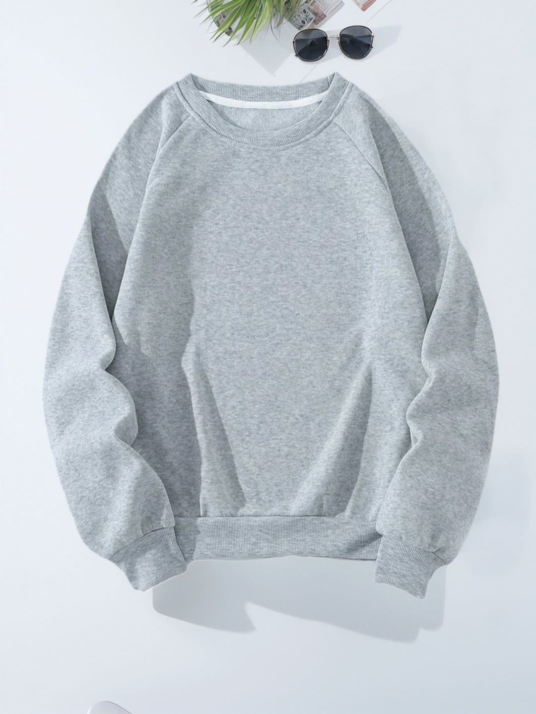 Women's comfortable sweatshirt with raglan sleeves Chic & Stil