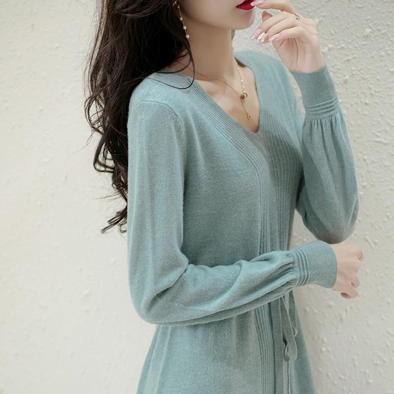 Robe en tricot pour femmes avec décolleté en V et ceinture à la taille Chic & Stil