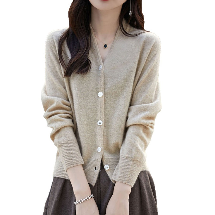 Cardigan tricot long pour femmes à manches longues en matériau doux avec un élégant décolleté en V Chic & Stil