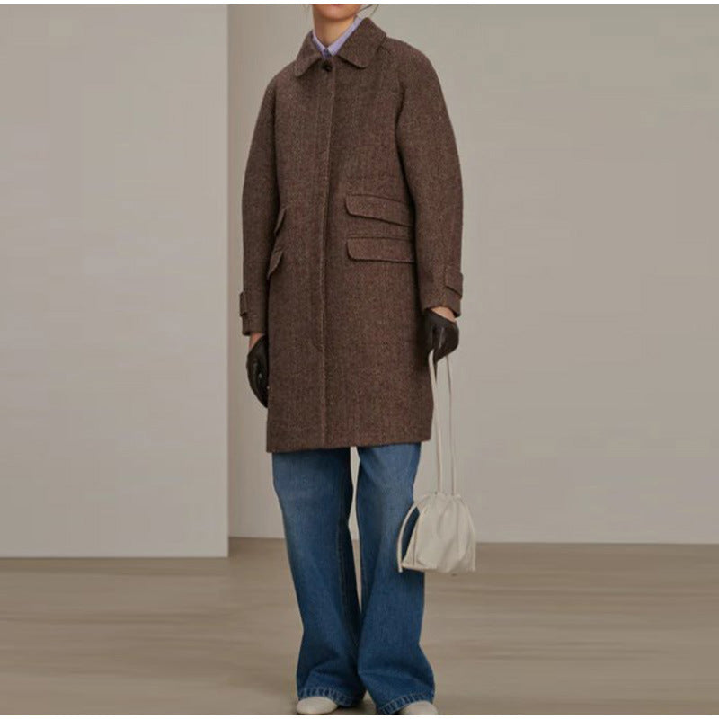 Elegant wool coat for women with pockets and contrasting buttons Lune London