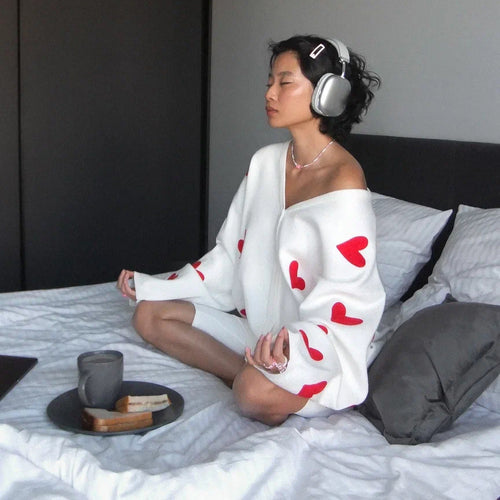 Sweatshirt for women with heart-shaped pattern and relaxed fit Amarae