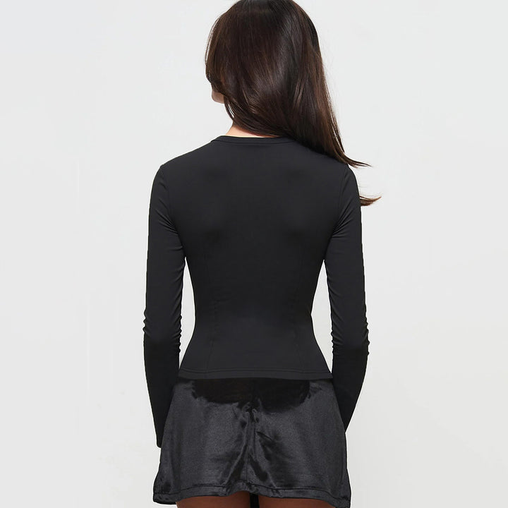 T-shirt à manches longues pour femmes avec décolleté rectangulaire et élégants détails de volants Chic & Stil