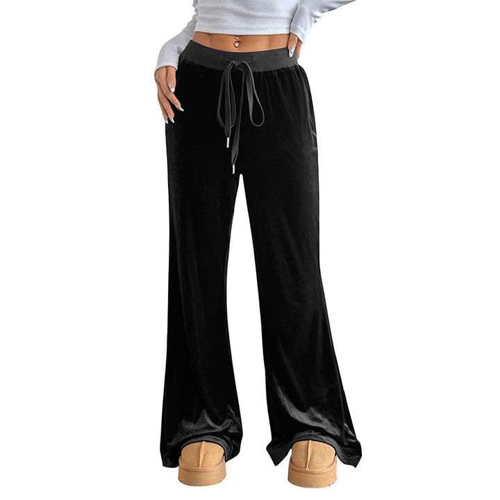 Women’s lounge pants cut comfortably in soft velvet Lune London