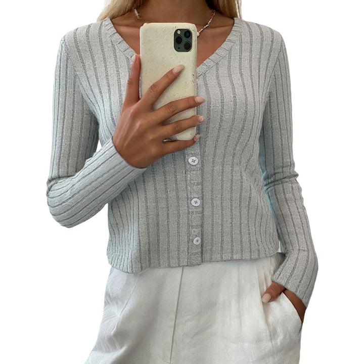 Top en maille pour femmes avec des structures côtelées fines et une élégante patte de boutonnage Chic & Stil