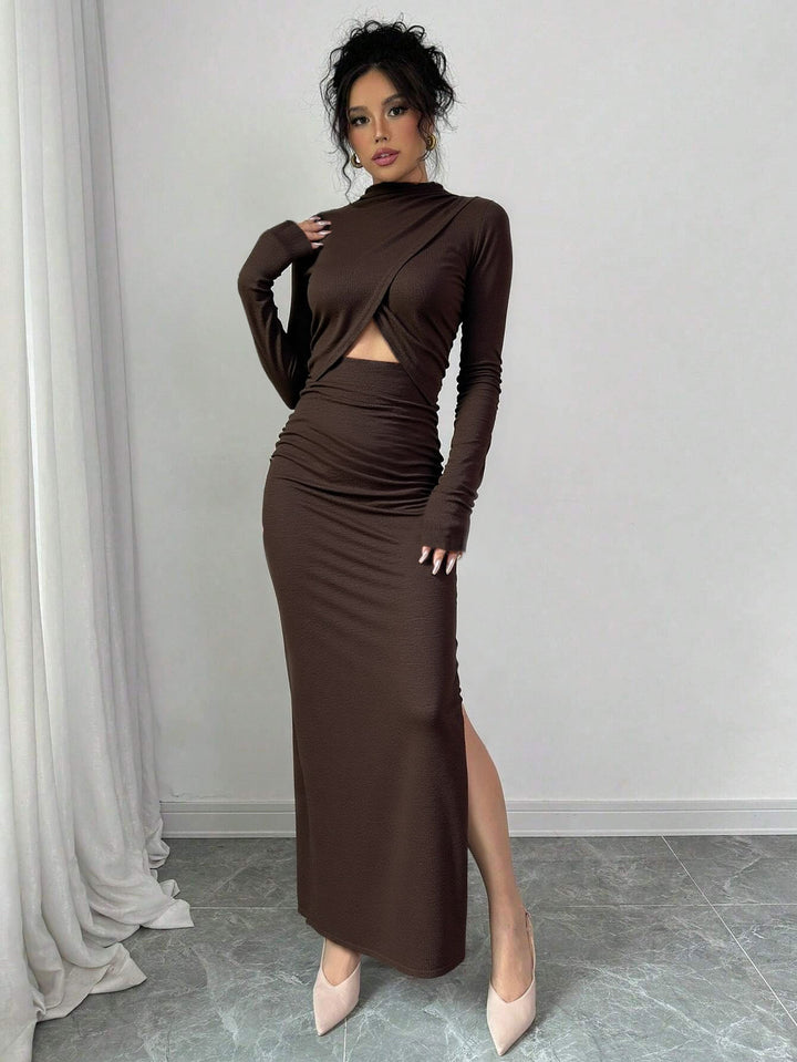 Robe portefeuille pour femmes avec une fente sophistiquée et de longues manches élégantes Chic & Stil