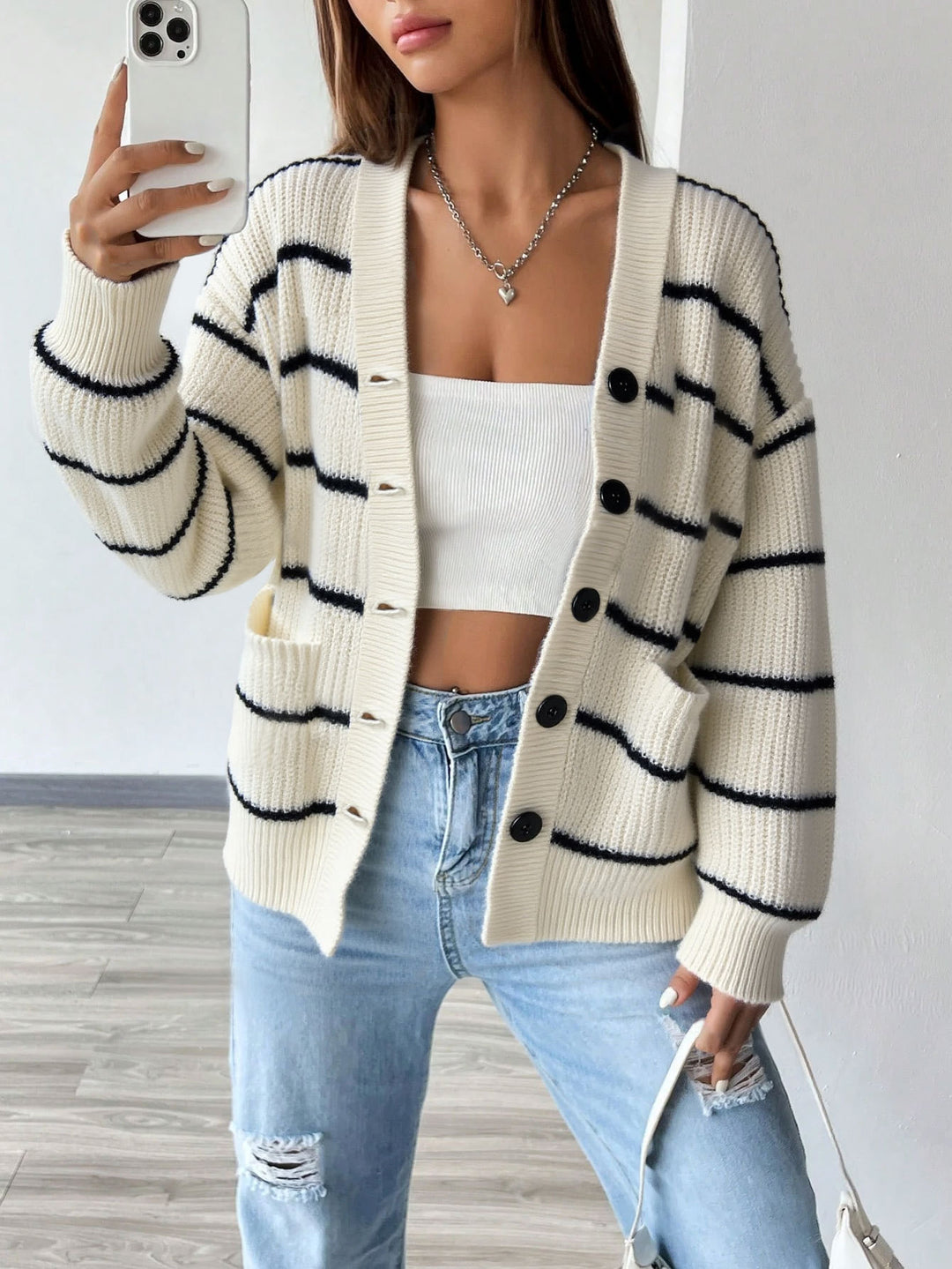 Cardigan en tricot à rayures pour femmes à manches courtes avec fermeture à boutons et poches latérales Chic & Stil