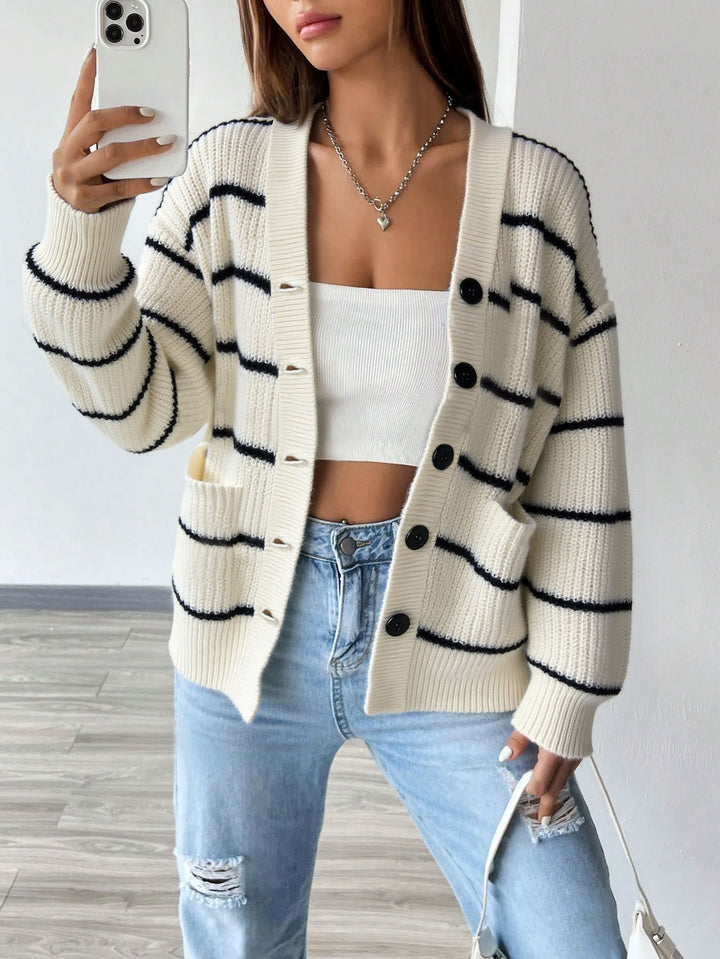 Cardigan tricoté à manches courtes rayé pour femmes avec fermeture à boutons et poches latérales Chic & Stil