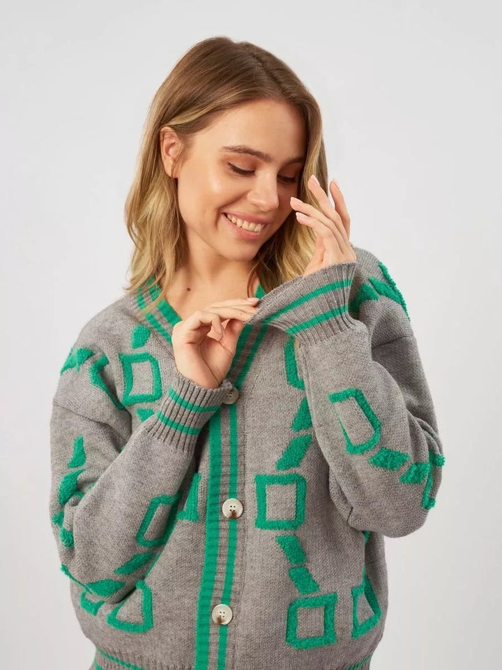 Cardigan pour femmes avec motif géométrique coloré et détails de boutons Chic & Stil